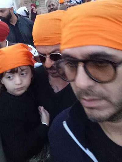 shah rukh khan abram and ritesh sidhwani in golden temple