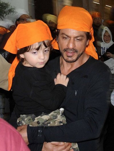 abram with srk in golden temple