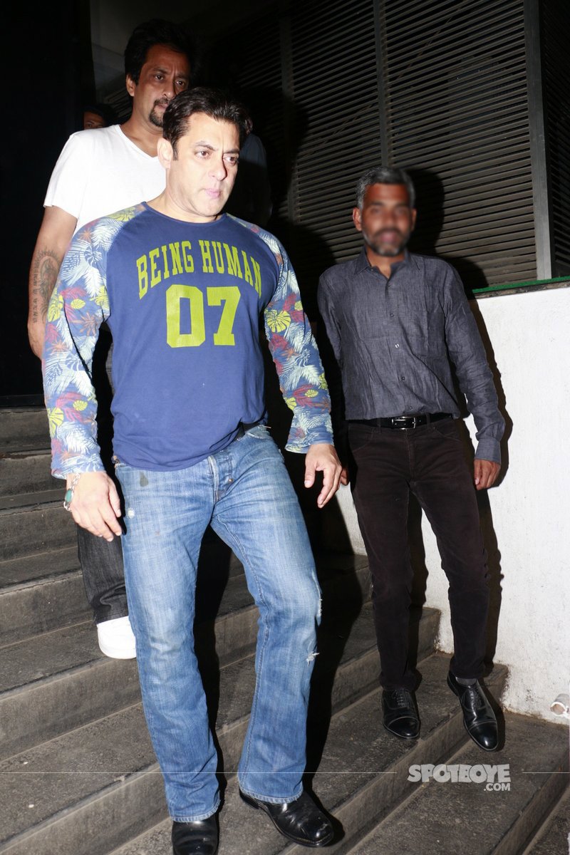 salman khan exiting from the wrap up bash of his next tubelight