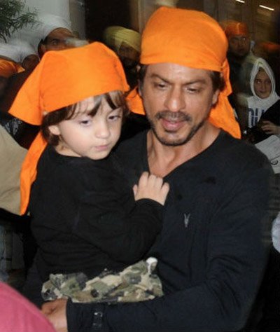 shah rukh khan and abram in golden temple