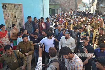 sanjay dutt surrounded by police