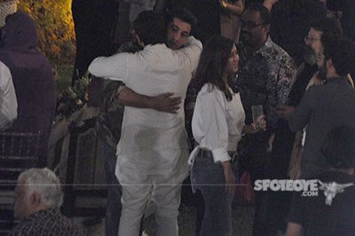 saif ali khan engulfs ranbir in a tight hug at randhir kapoors 70th birthday