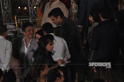 karisma kapoor and sandeep toshniwal with her father and others at randhir kapoors 70th birthday bash 7