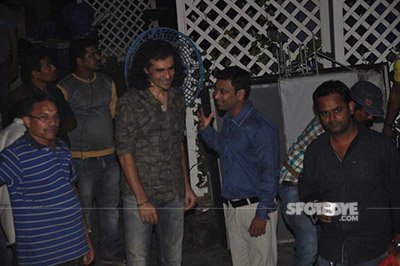 imtiaz ali snapped interacting with the crew on the sets of the ring in bandra