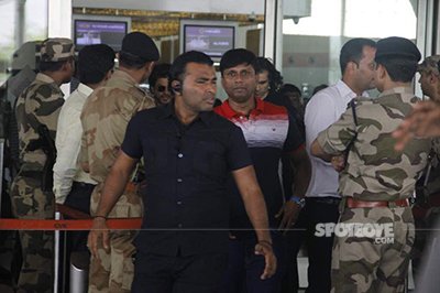 shahrukh khan and imtiaz ali at t2 airport mumbai