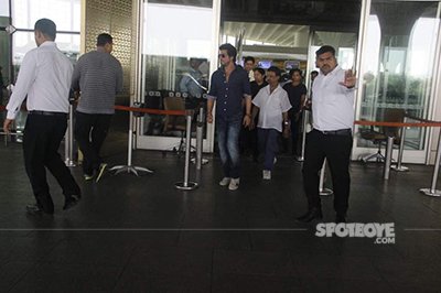shahrukh khan and imtiaz ali at t2 airport mumbai