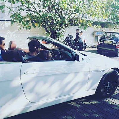 shah rukh khan driving in bandra