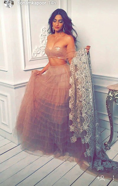 sonam kapoor looks elegant in indian wear