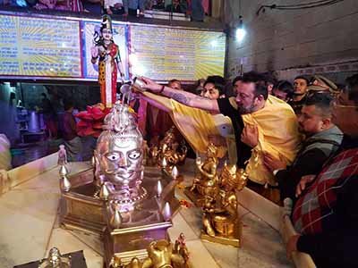 sanjay dutt performes pooja at a temple in agra