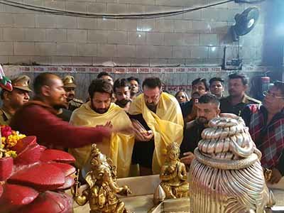 sanjay dutt prays on mahashivratri in a temple in agra