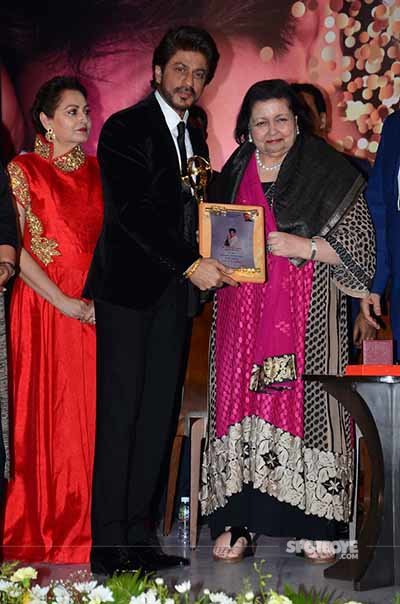 shah rukh khan with pamela chopra at the yash chopra memorial awards
