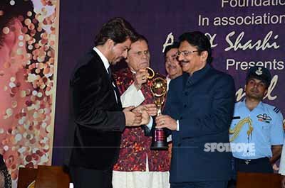 shah rukh khan receiving the yash chopra memorial awards