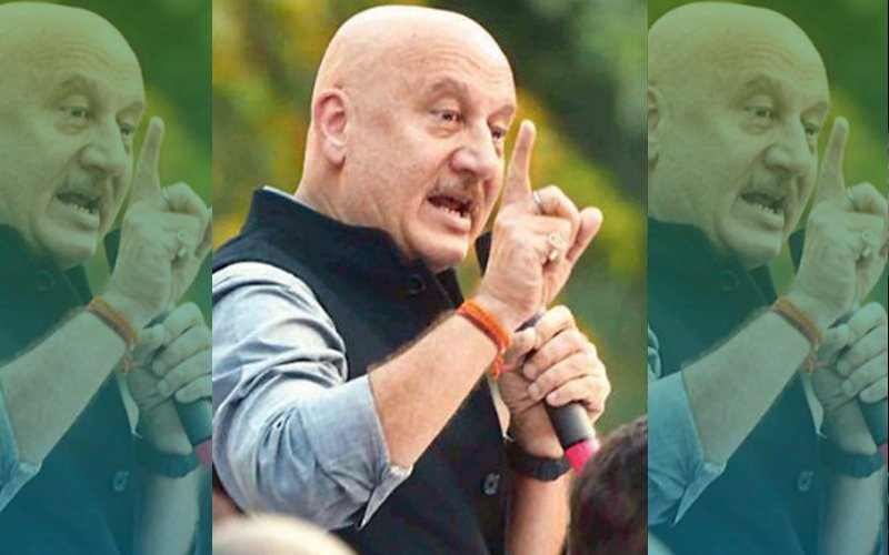 A Lady Yawns In A Rally, Anupam Kher Embarrasses Her!