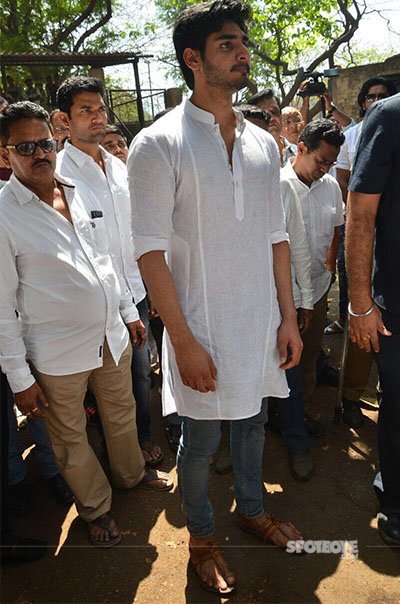 aahan shetty at funeral
