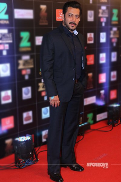 salman khan at the zee cine awars 2017