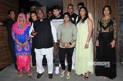 the entire phogat family at aamir khans bash