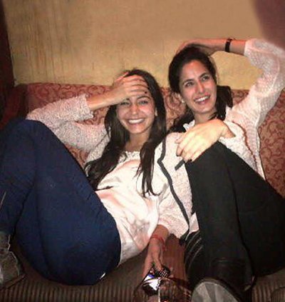 Katrina Kaif and anushka sharma laughing