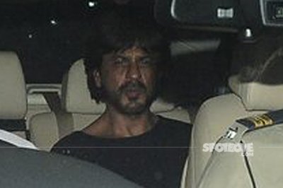 shah rukh khan spotted at phillauri screening