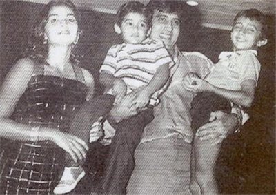 vinod khanna with first wife gitanjali and children akshaye and rahul khanna