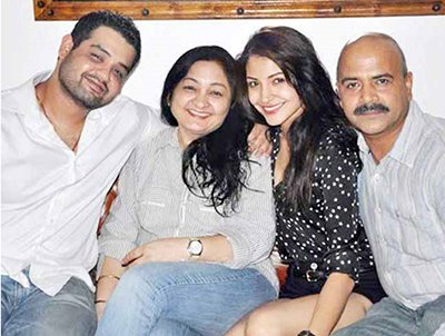 anushka sharma with her family smiling for a family picture