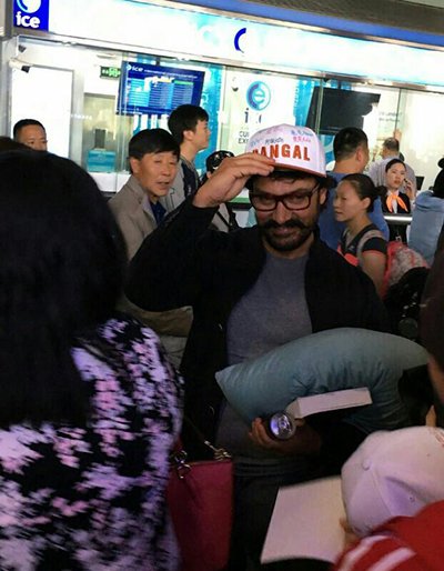 dangal star aamir khan in china at the airport