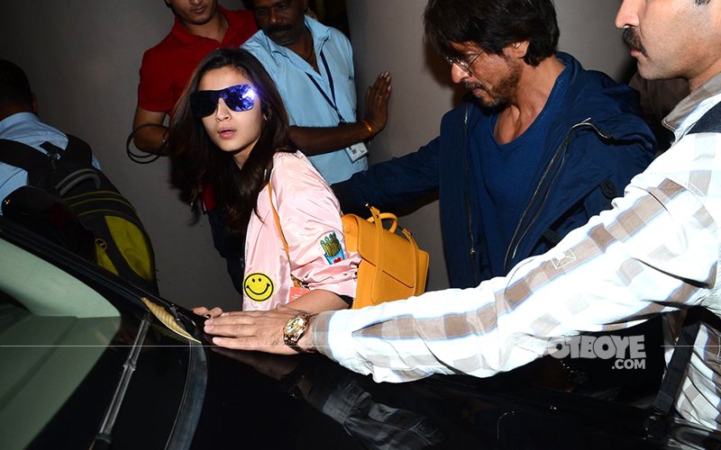 Alia – Shah Rukh Snapped As They Return From Delhi, Post Dear Zindagi Promotions