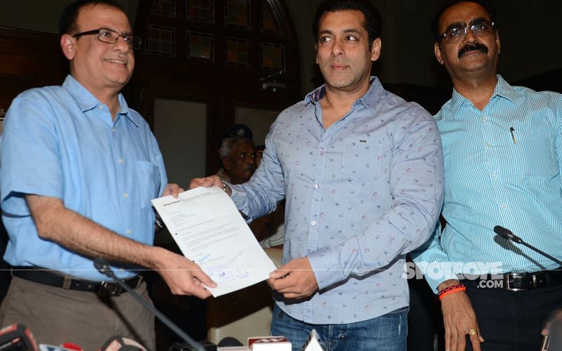 IN PICS: Salman Khan Visits BMC Headquarters To Support Their Cleanliness Drive