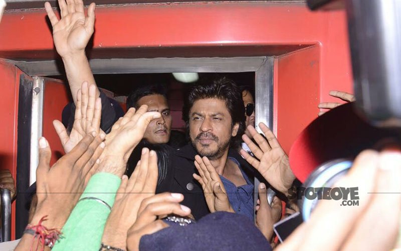 Shah Rukh Khan Braves The Crowd To Board Train From Mumbai