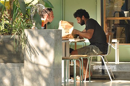Aditya_roy_kapoor_spotted_with_a_friend_having_lunch.jpg