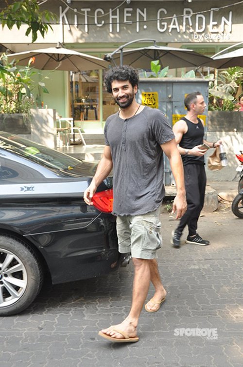 Aditya_roy_kapoor_spotted_with_a_friend_having_lunch_at_suzette_kitchen.jpg