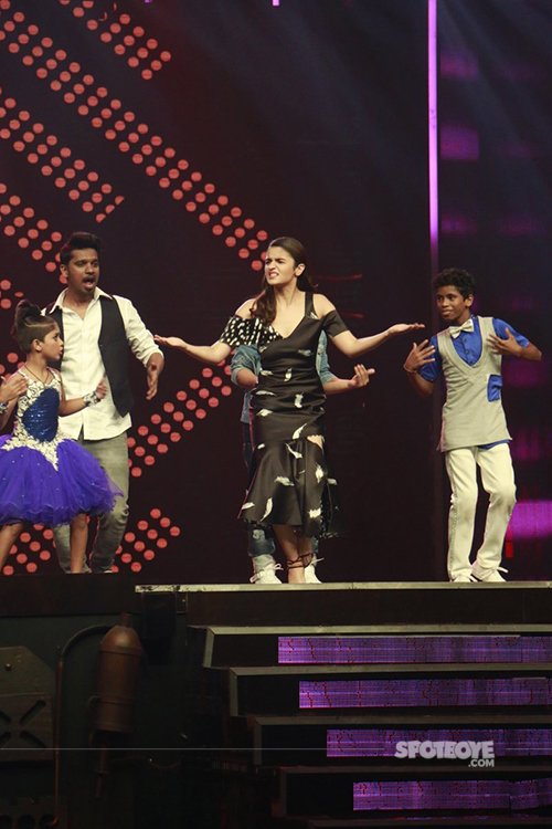 Alia_bhatt_dancing_on_stage_on_super_dancer_show_set.jpg