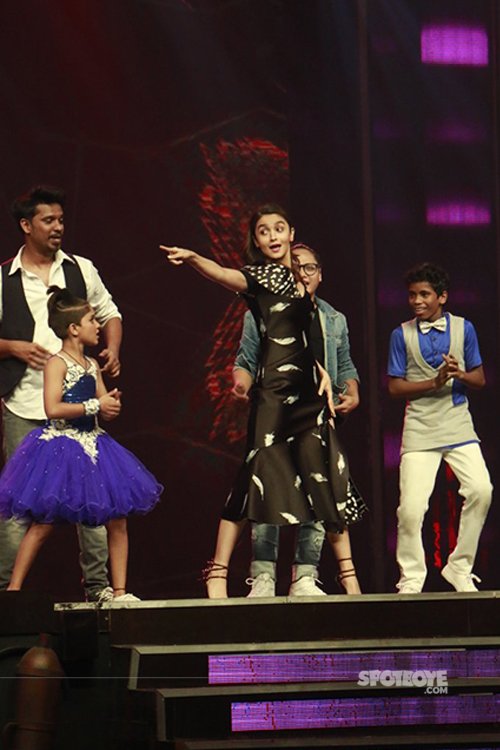 Alia_bhatt_dancing_to_lets_nacho_on_super_dancer_show.jpg