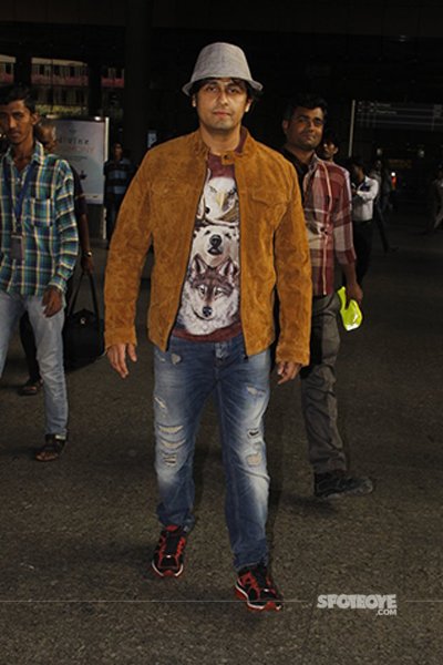 Sonunigamsnappedatthemumbaiairport.jpg