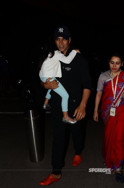 akshay kumar with daughter nitara at the airport