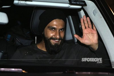 ranveer singh waving to the fans