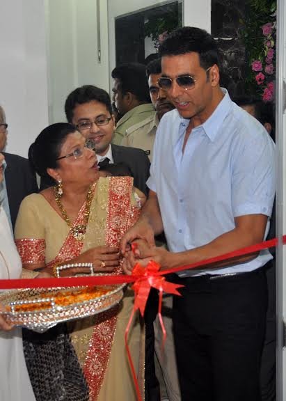 akshay kumar spotted at clinic launch