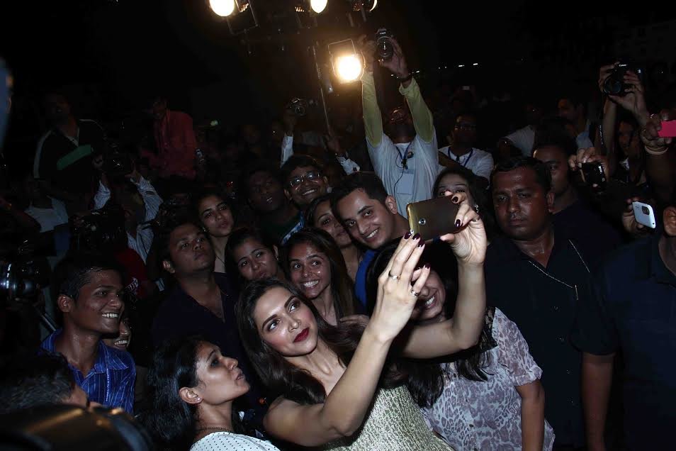 deepika s selfie moment at 16th mumbai film festival