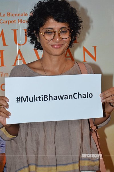 kiran rao holding a cardboard hoarding for mukti bhavan