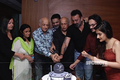 sanjay dutt cutting the cake for vishesh films special day