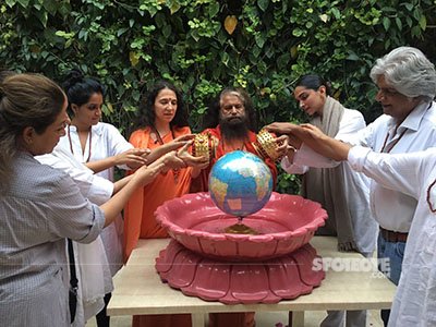 deepika padukone performing the divine ganga aarti by pouring gangajal with Swami Chidanand Saraswati and Sadhvi Bhagawati