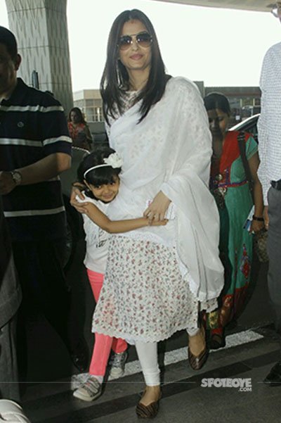 aishwarya rai bachchan snapped with daughter aaradhya at the airport