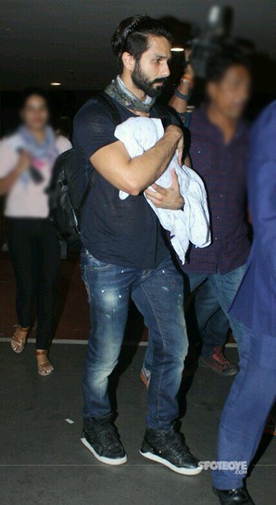 shahid_kapoor_with_her_son_spotted_at_airport_.jpg
