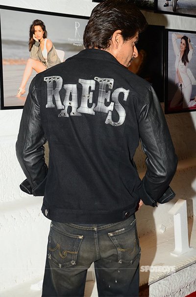 srk shows off his raees jacket