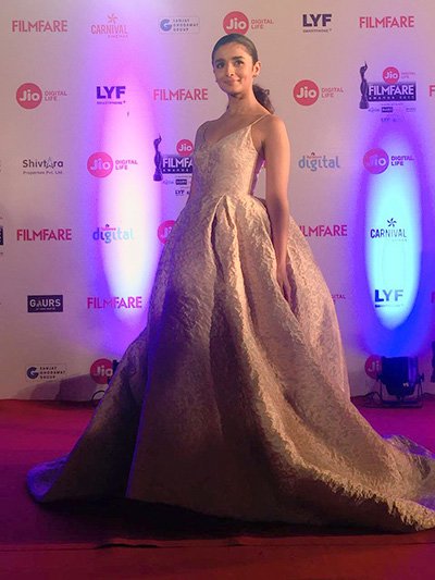 alia bhatt at the filmfare awards 2017