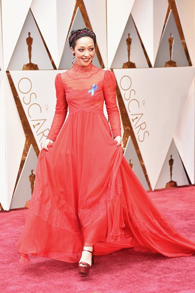 ruth negga wore a red valentino gown to the oscars 2017