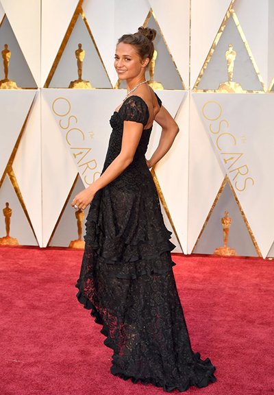 alicia vikander in a black lace gown by louis vuitton at the oscars 2017