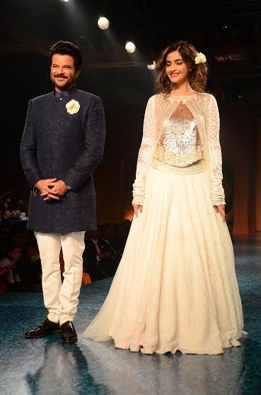 sonam kapoor and anil kapoor manish malhotra s fashion show