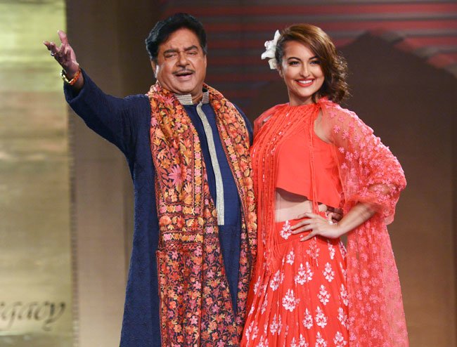 shatrughan and sonakshi sinha manish malhotra s fashion show