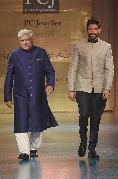 javed and farhan akhtar manish malhotra s fashion show