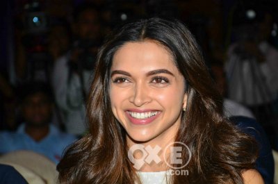 deepika all smiles at a event